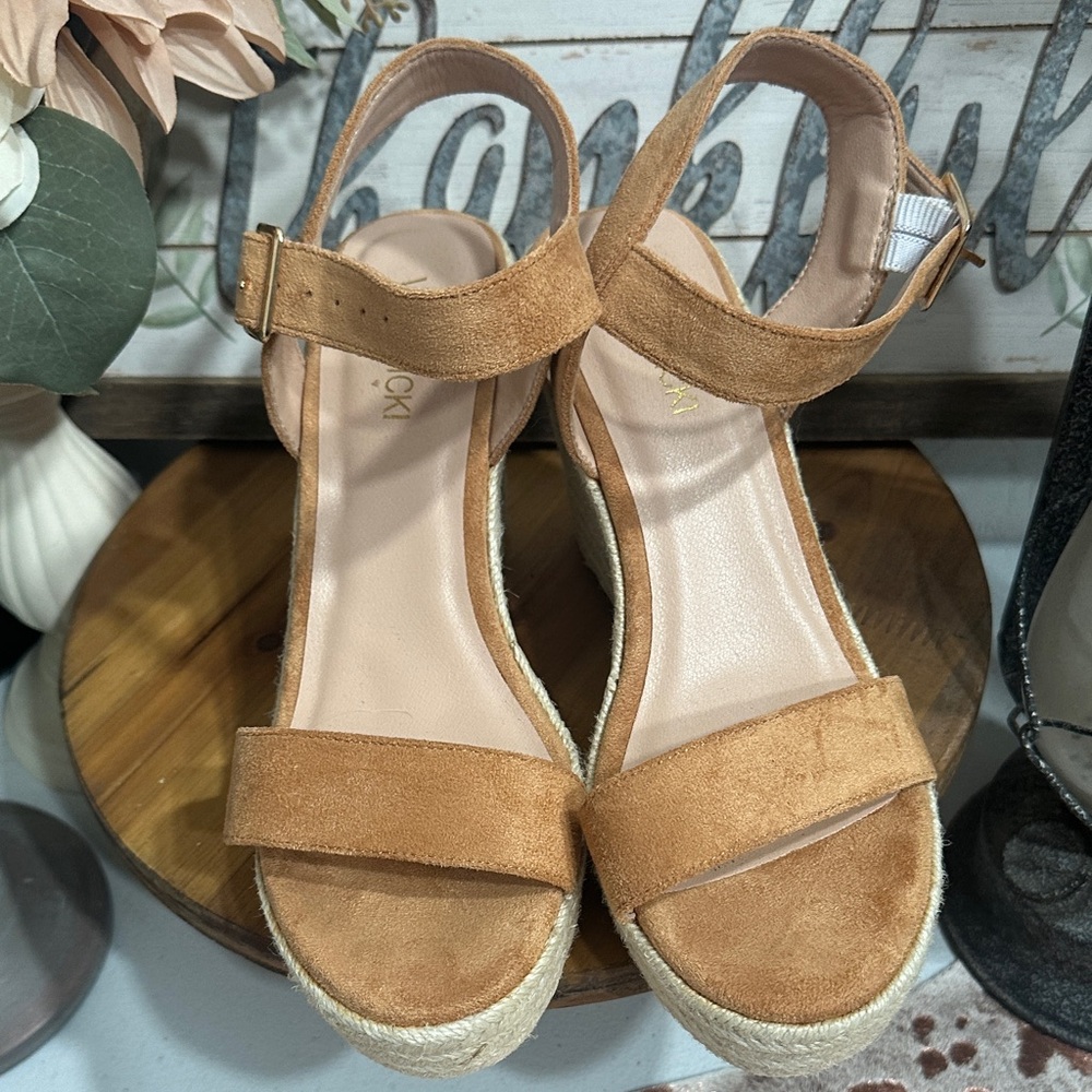 NWOT Vicki Vicki Stylish Tan Wedges for Women